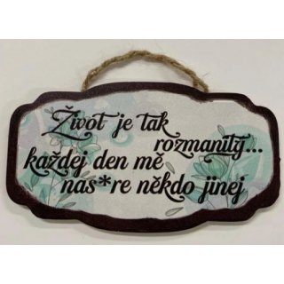 Dřevěná cedulka "Život je tak rozmanitý... Každej den mě nas*re někdo jinej" - 10x18cm