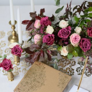 Stojan na pero, bílý + zlaté pero (zn. PartyDeco)