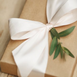 Stuha saténová, světle krémová, 2.5cm/25m (zn. PartyDeco)