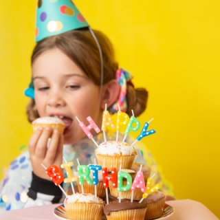 Narozeninové svíčky nápis HAPPY BIRTHDAY, mix barev, set 13ks (zn. PartyDeco)