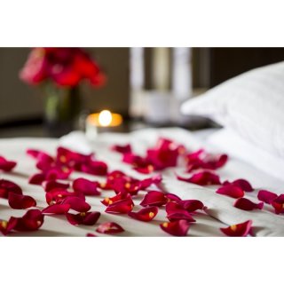 Postel plná růží, lístečky, set 150ks