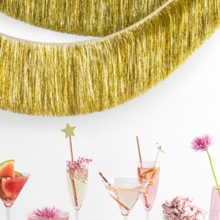 Střapcová girlanda, zlatá barva, rozměr 135x20cm (zn. PartyDeco)