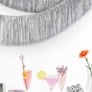 Střapcová girlanda, stříbrná barva, 135x20cm (zn. PartyDeco)