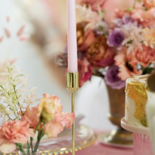 Kovový svícen na kónickou svíčku, zlatá barva, délka 22 cm (zn. PartyDeco)