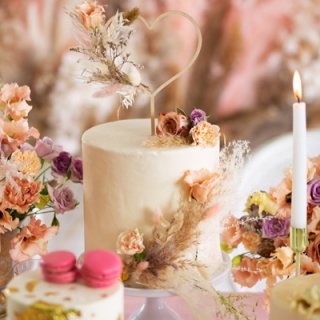 Kovový svícen na kónickou svíčku, zlatá barva, délka 22 cm (zn. PartyDeco)