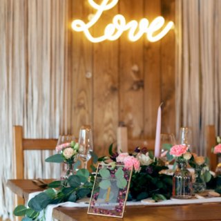 LED svítící neonový nápis LOVE - Láska, bílá, rozměr 61x27.4cm (zn. PartyDeco)