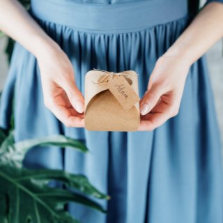 Dárkové zakulacené KRAFT krabičky s visačkou, rozměr 6x6x5.5cm - set 10ks (zn. PartyDeco)