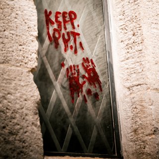 Gelové okenní nálepky KEEP OUT, krvavý efekt (zn. PartyDeco)
