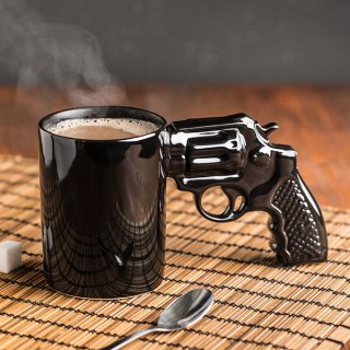 Hrnek zbraň revolver