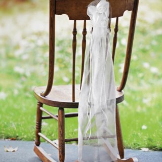 Svatební organza na židle, bílá s bílou kyticí