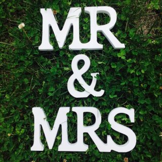 Dřevěný nápis "Mr a Mrs"